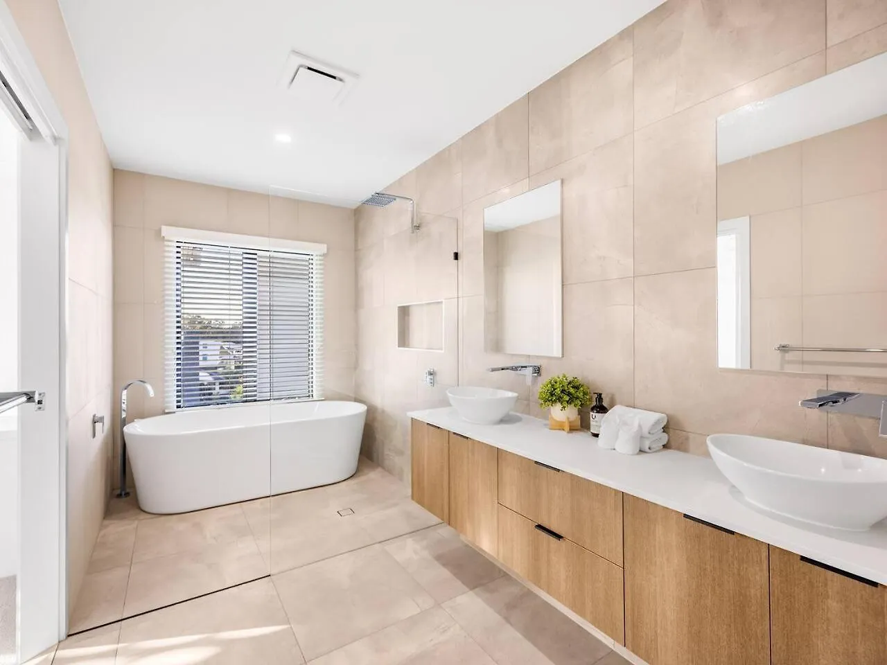 Luxury Golf Course Home With Theater At Cannon Hill Brisbane 0*,